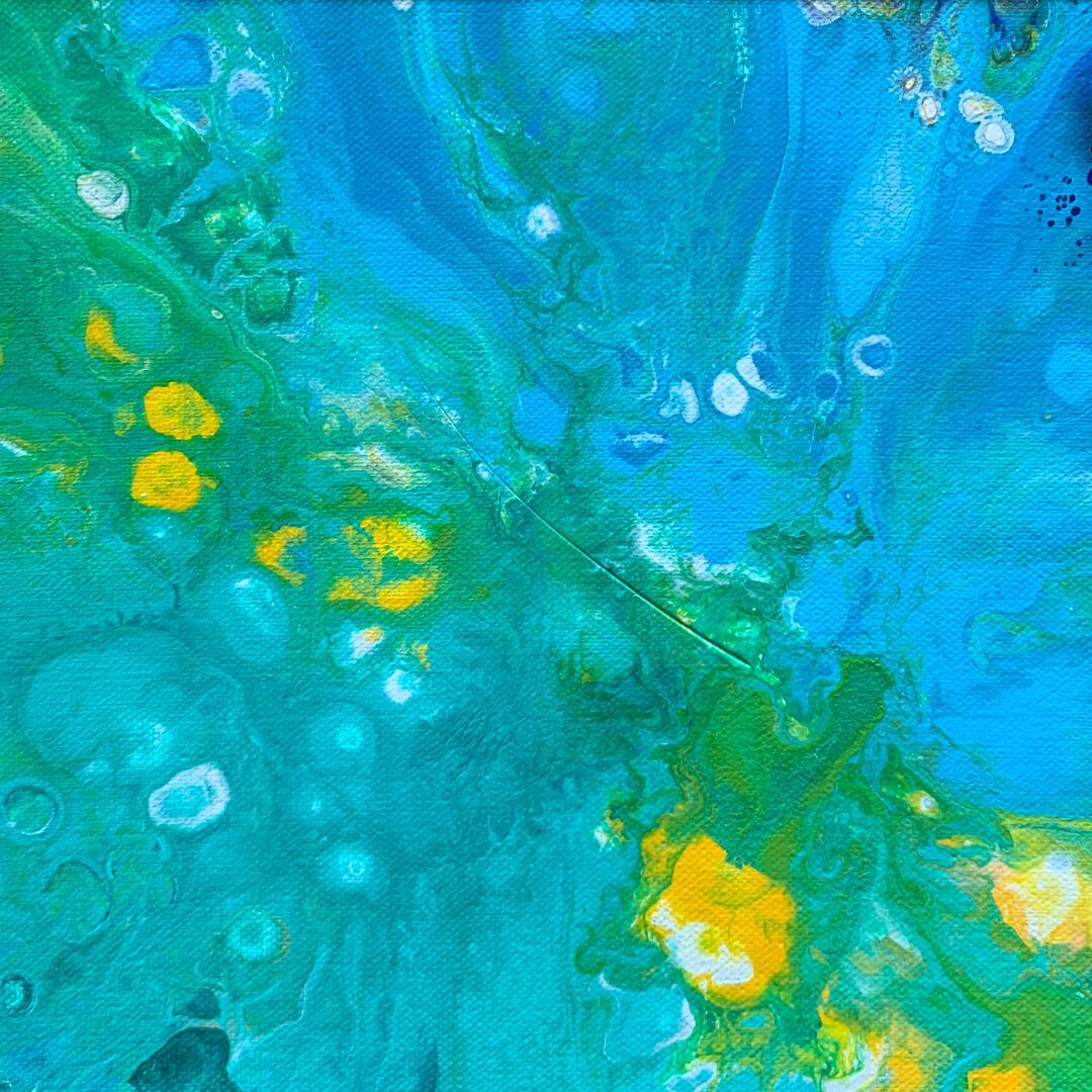 Peinture abstraite turquoise avec insertion de moustaches et poils d'un animal décédé, mémorial vibratoire par Anna Grosfort.
